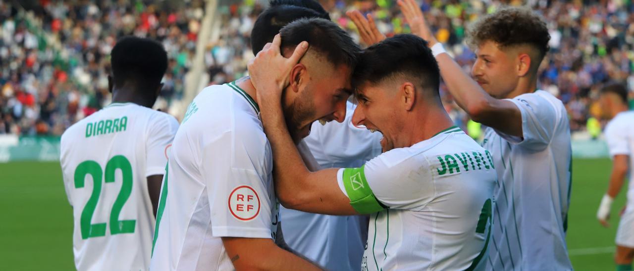 Antonio Casas y Javi Flores festejan el segundo gol del Córdoba CF al Linares Deportivo, el pasado domingo.