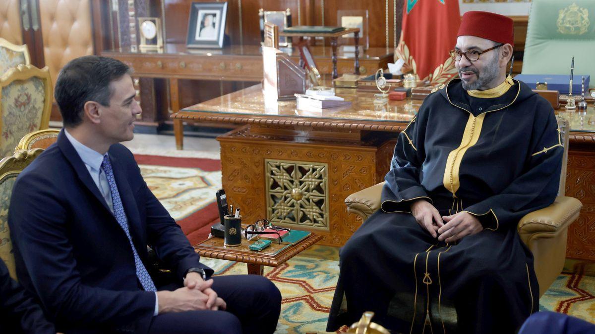 El presidente del Gobierno español, Pedro Sánchez, reunido con el rey Mohamed VI de Marruecos, el día 7 de abril de 2022.