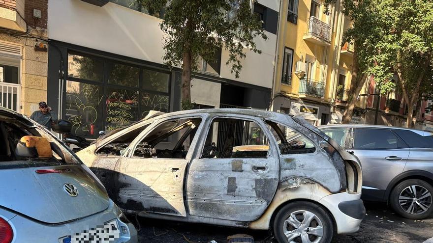 Un coche resulta calcinado y otros dos afectados por las llamas en la calle Molinell de València