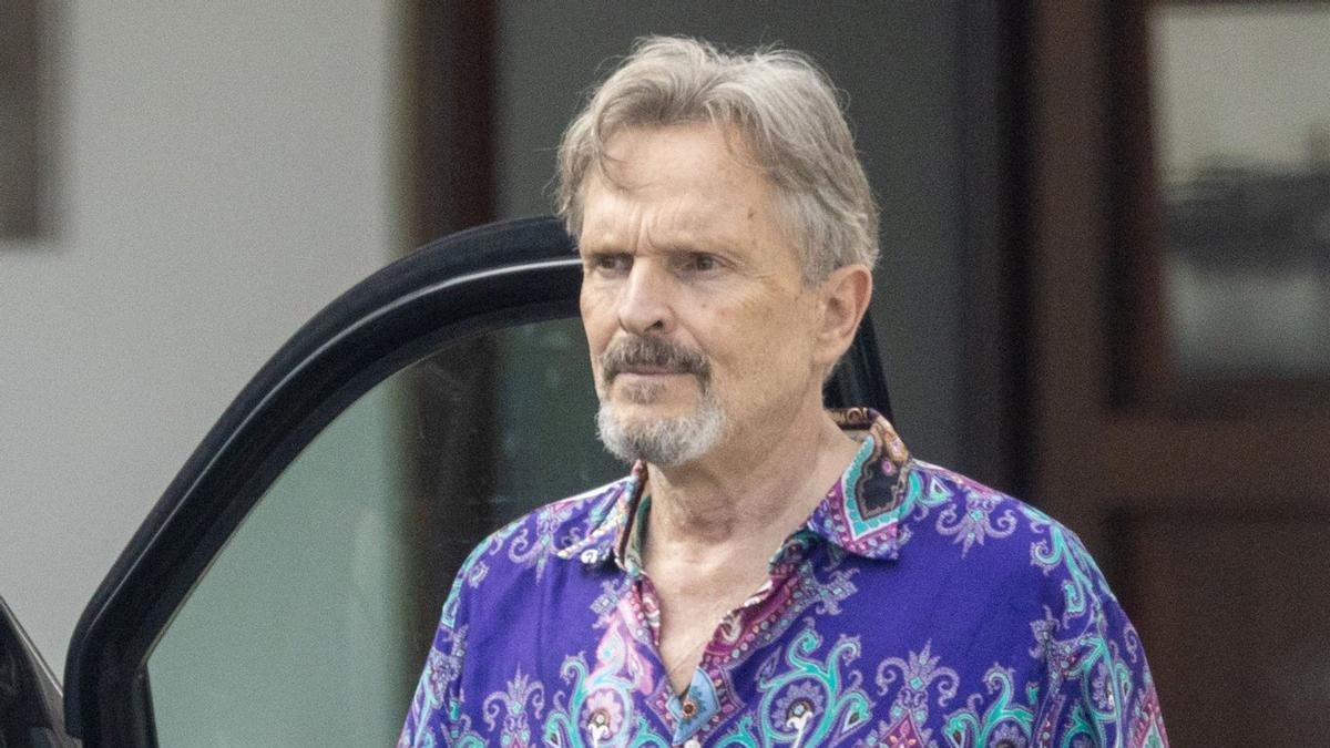 Con este viaje  Miguel Bosé concluye una estancia en la isla marcada por la tranquilidad y el carácter familiar