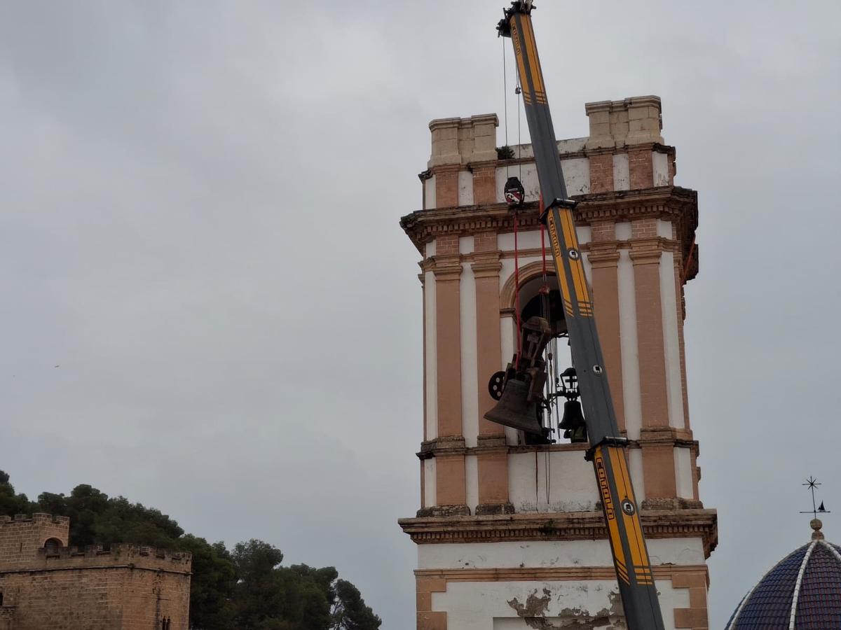 Las imágenes de un día histórico en Dénia: las campanas bajan del cielo