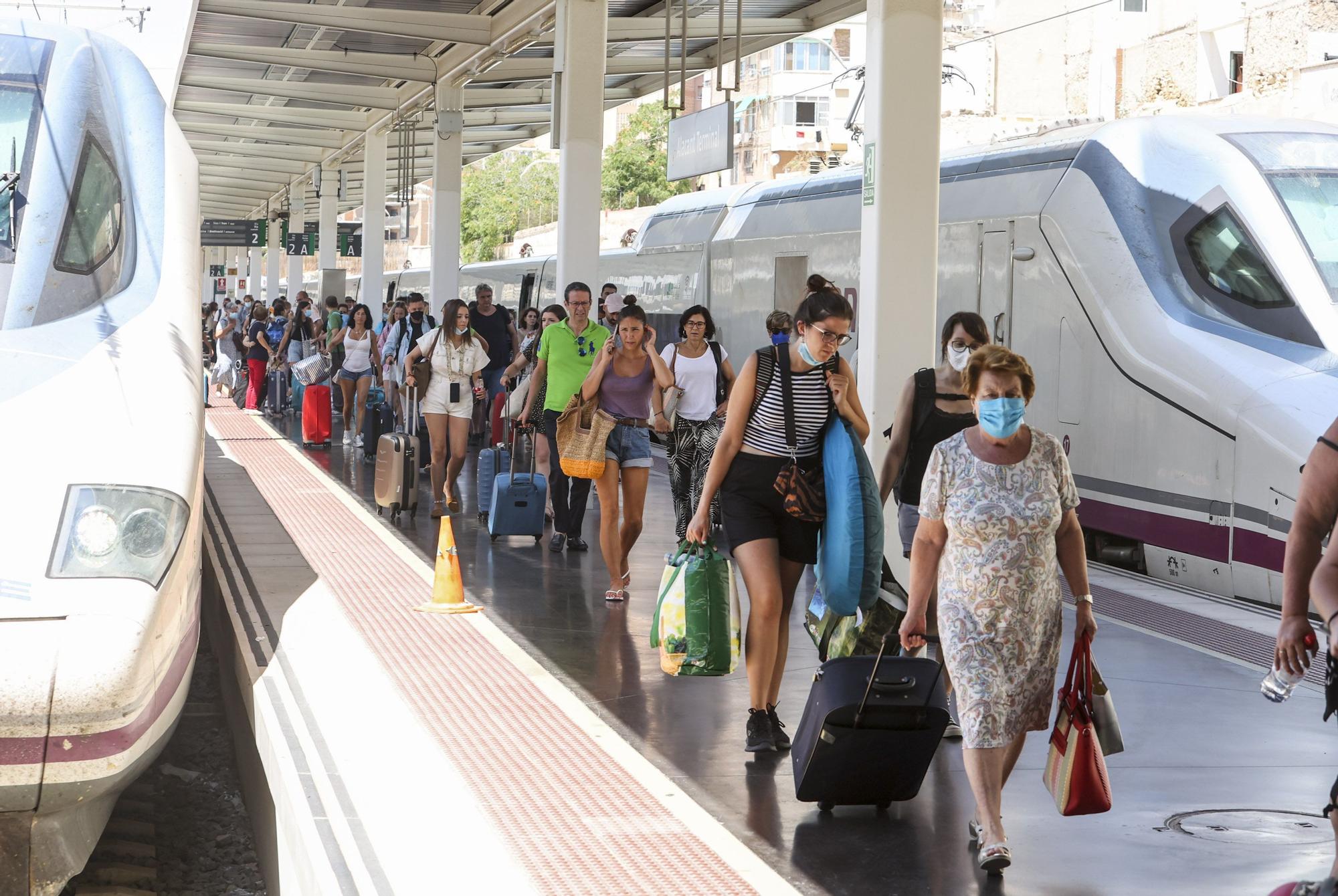 Llegadas de turistas en AVE desde Madrid y compra de billetes en la estación de Alicante