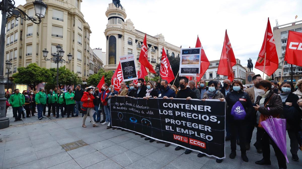 Participantes en la protesta por la subida de los precios, este miércoles en Las Tendillas