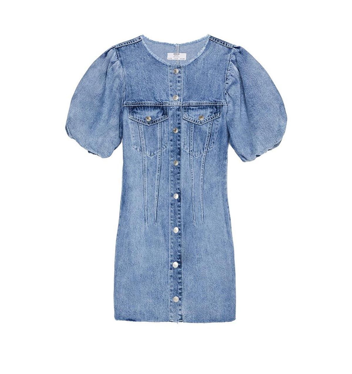 Vestido denim con mangas abullonadas de Bershka. (Precio: 29, 99 euros)