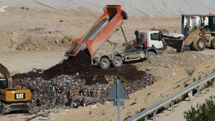Imagen de archivo de vertido de residuos en la planta de tratamiento de El Campello.