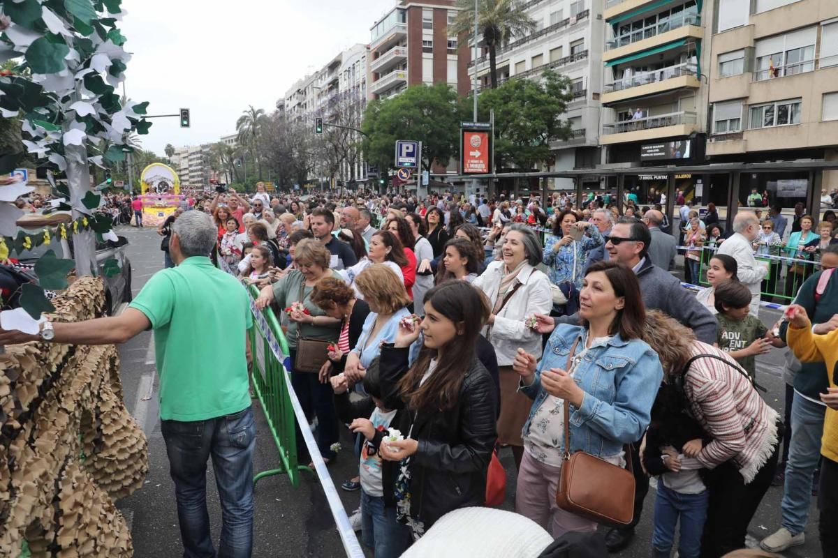 Miles de cordobeses participan en la Batalla de las Flores