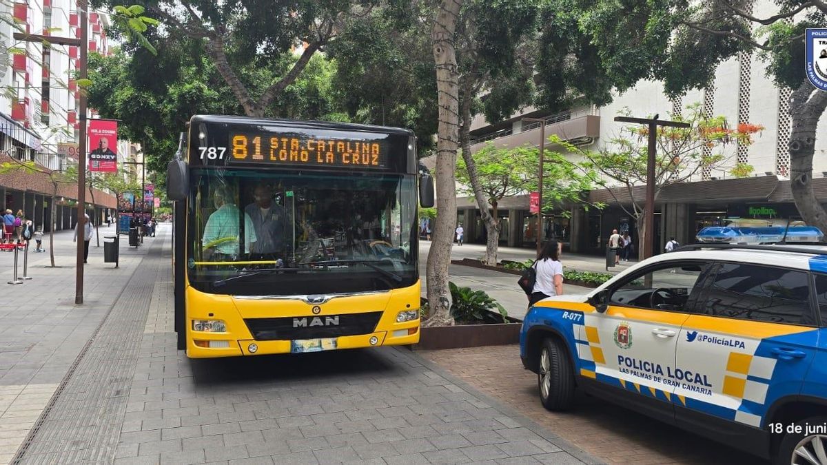 Una guagua y un coche de la Policía de Las Palmas de Gran Canaria, en Mesa y López