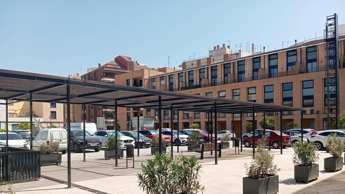La Plaza Mayor de Catarroja convertida en aparcamiento controlado.