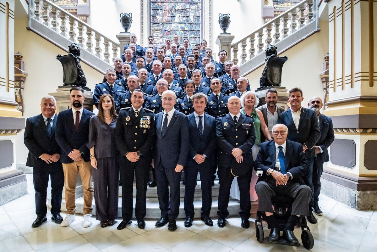 Alcalde, concejales y miembros de la Policía Local de Málaga durante el acto.