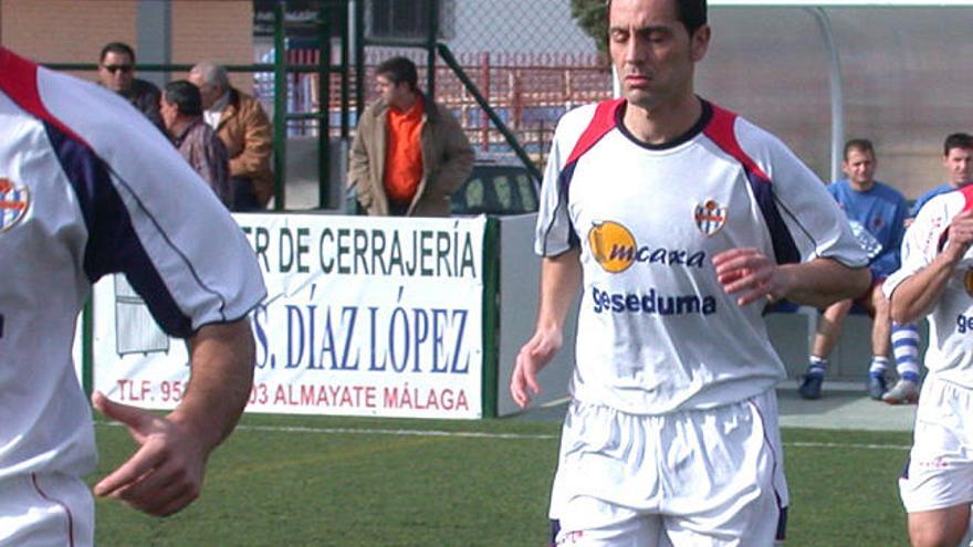 El Vélez vuela alto en Armilla con un gol de cabeza de Palomo