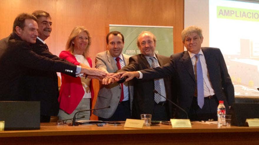 Guillermo Teba, Alfonso Gámez, Ángeles Muñoz, José Luis Ruiz Espejo, José Manuel Aranda y Francisco Mozos tras la firma del acuerdo.