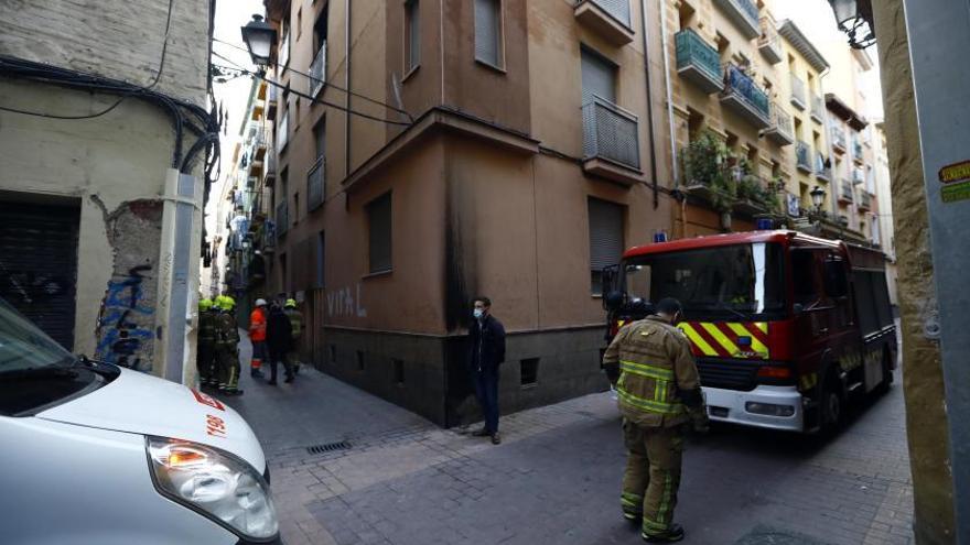 El edificio de la calle Cerezo 41 de Zaragoza tuvo que ser tapiado para evitar la entrada de okupas.  | JAIME GALINDO