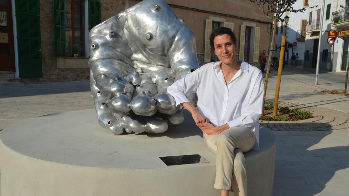 La escultura de Amparo Sard ya luce en la plaza en recuerdo de la torrentada