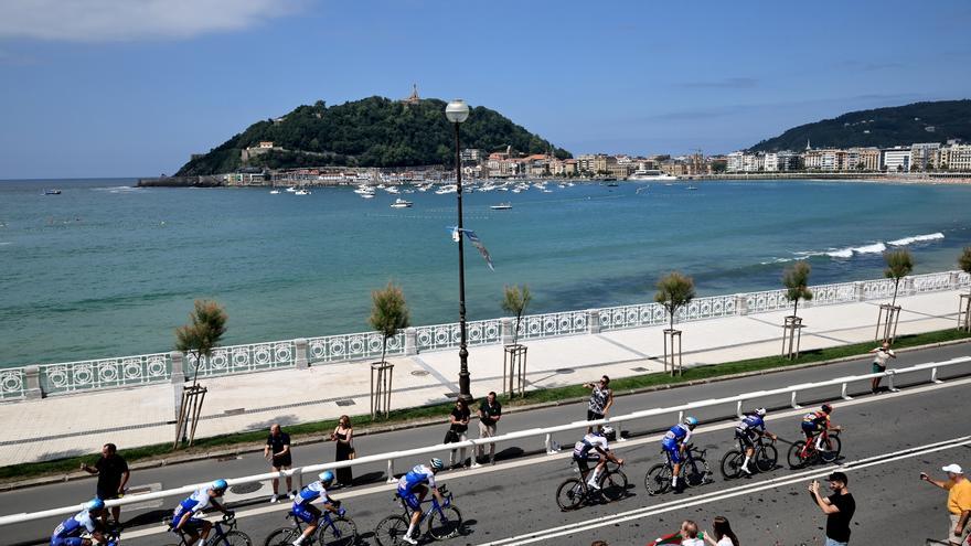 El Tour entra en Francia pendiente de las &#039;banlieues&#039; con 23.000 agentes