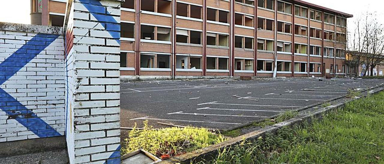 El antiguo centro de FP de Valliniello, sin ventanas. | R. Solís