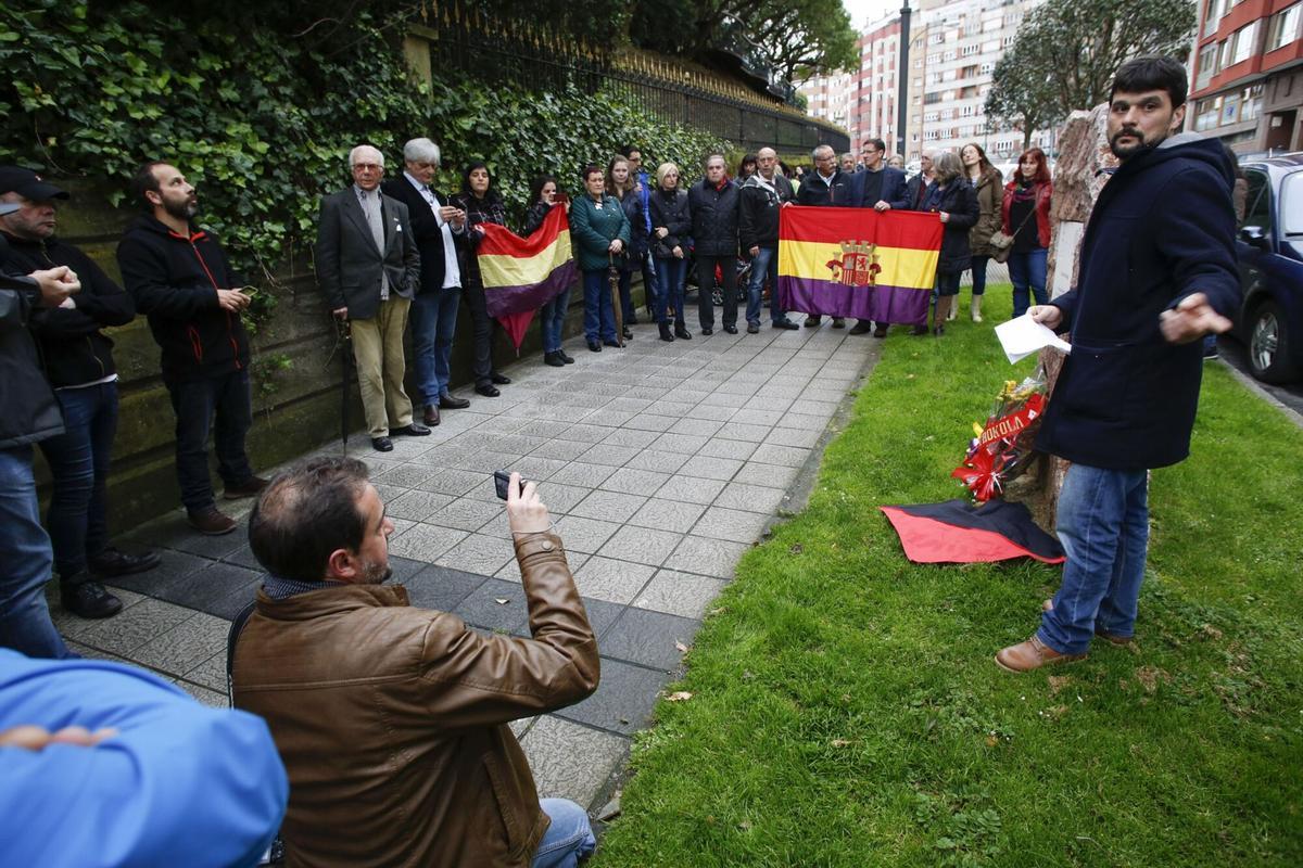 ACTO DE CELEBRACION DEL 85 ANIVERSARIO DE LA 2 REPUBLICA. HOMENAJE A LAS VICTIMAS DEL FRANQUISMO EN LA QUINTA PEDREGAL EN 2016.