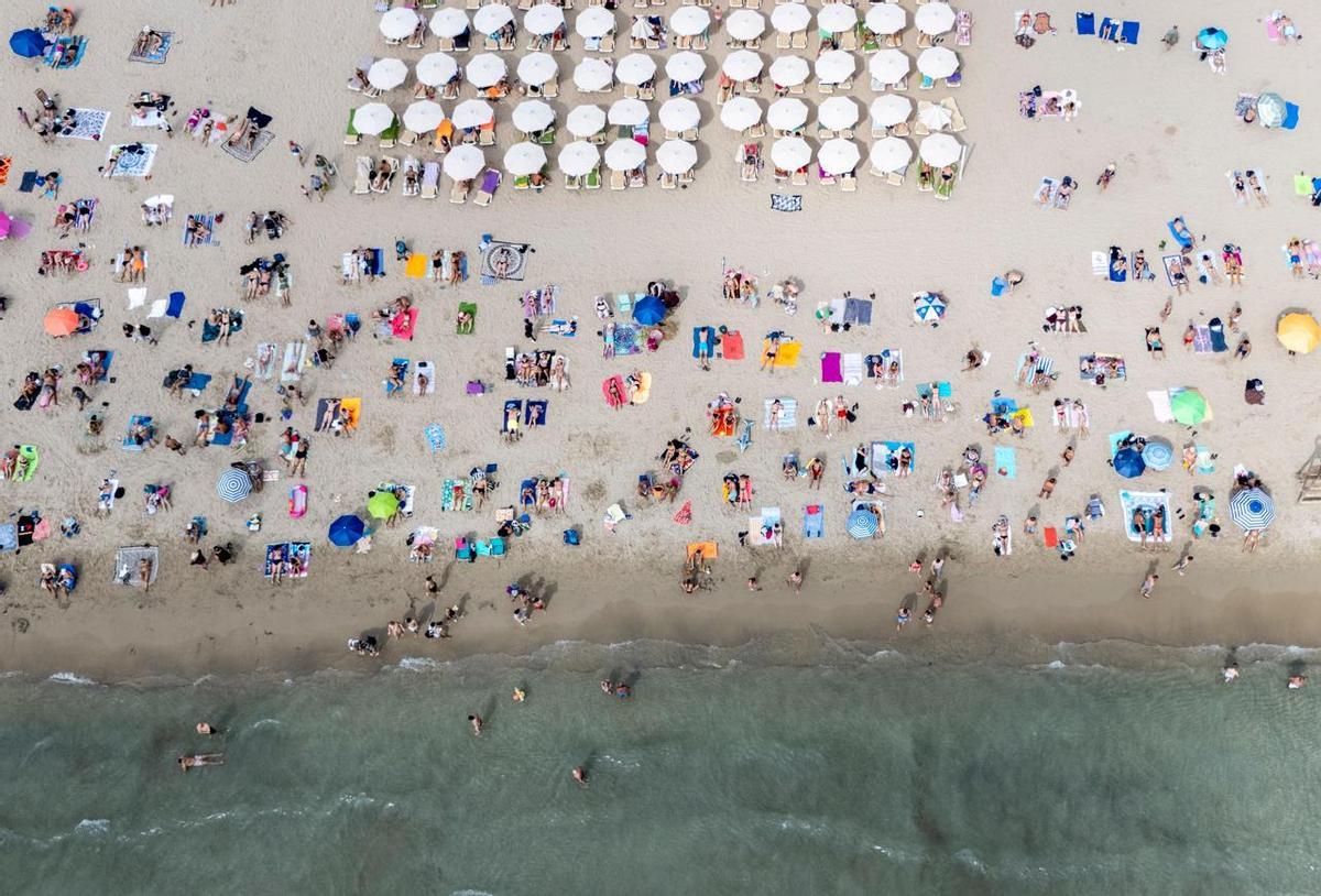 Así ha sido el primer fin de semana del otoño en la playa del Postiguet