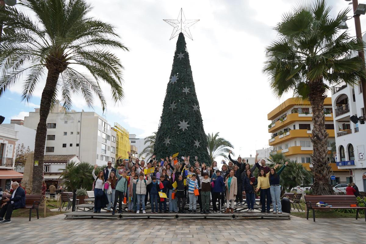 Los alumnos, junto al árbol de Navidad tras el pleno