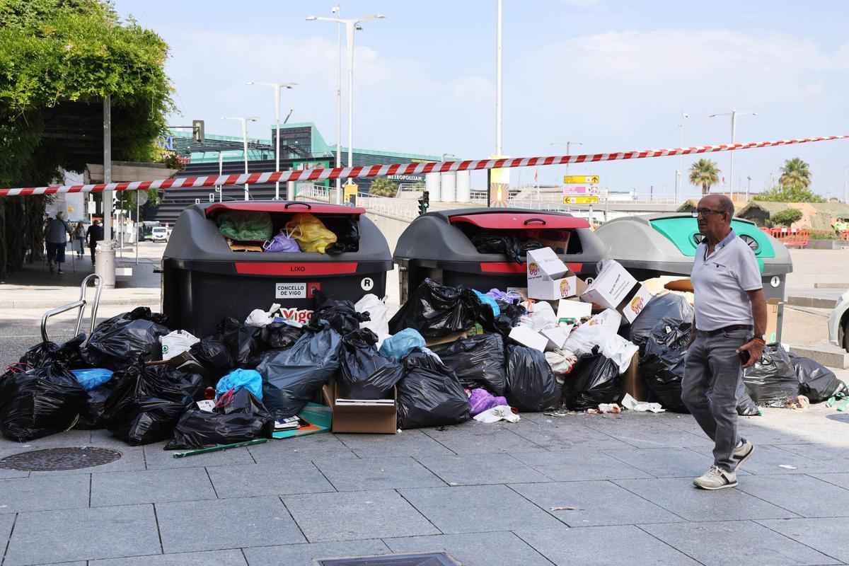 Las bolsas y desperdicios se acumulan en Vigo por la huelga de basura