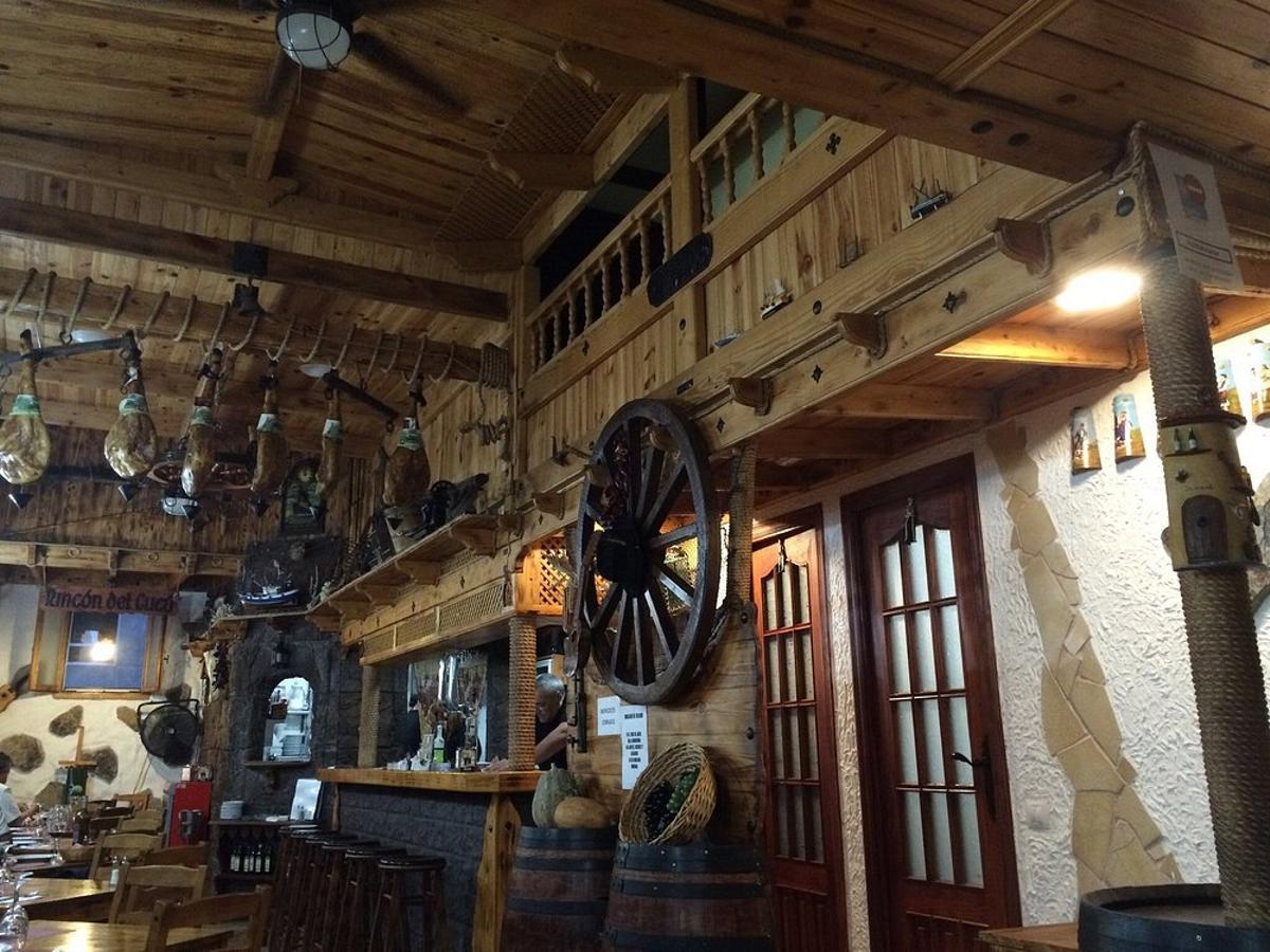 Interior de la tasca La Cueva de Madera.