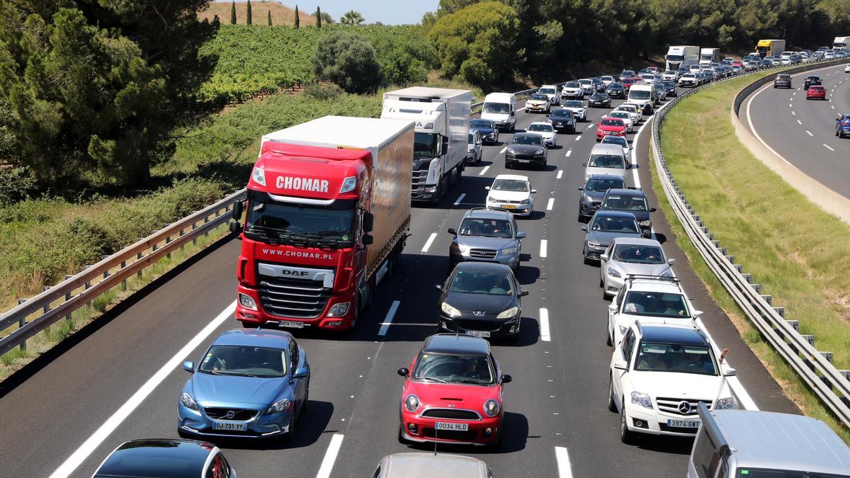 Cua compacta de vehicles per l&#039;accident mortal de trànsit a l&#039;AP-7 a Castellet i la Gornal
