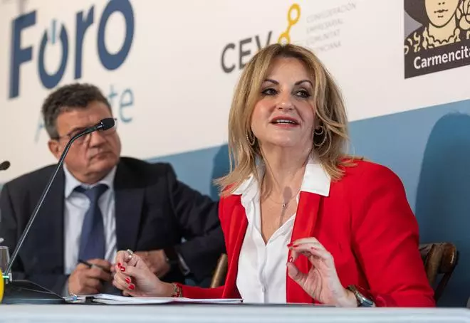 La consellera Nuria Montes participa en el Foro Alicante