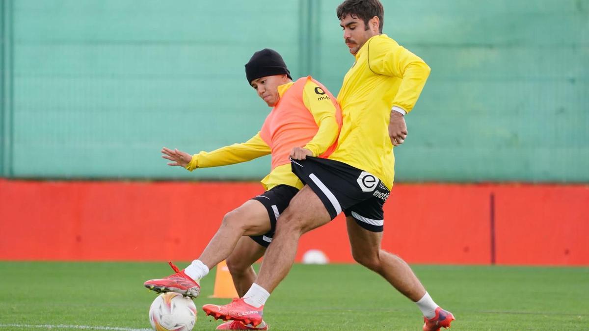 Take Kubo, en el entrenamiento de esta mañana junto a Abdón Prats.