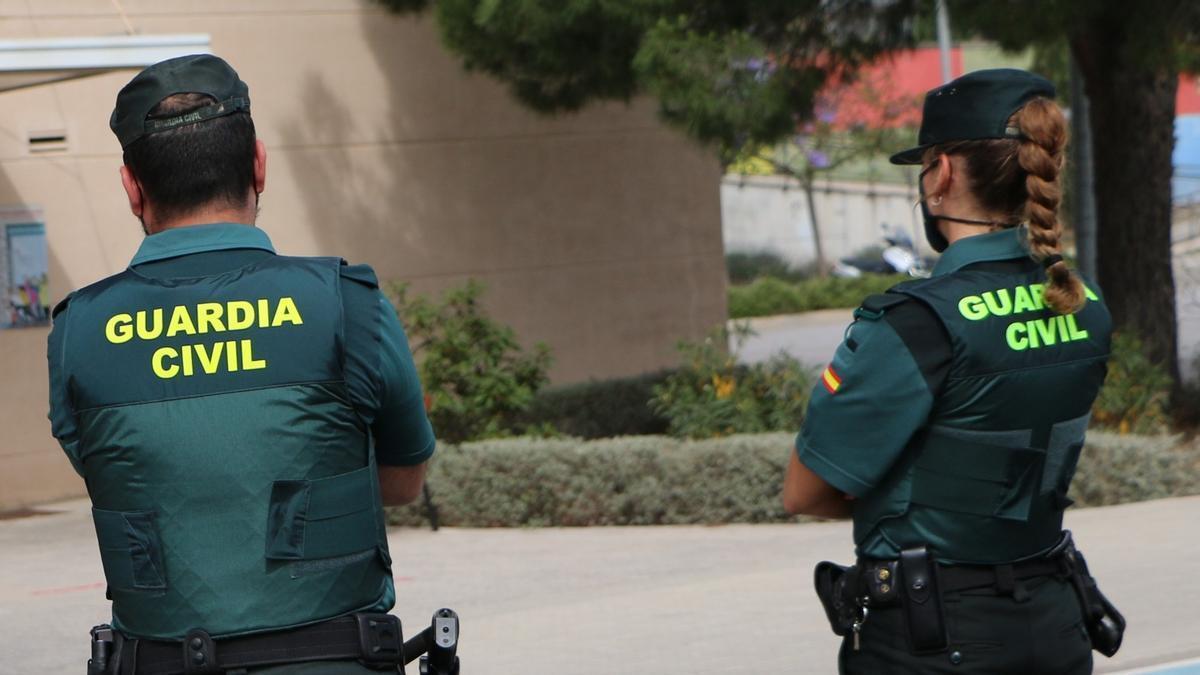 Dos agentes de la Guardia Civil en Mallorca.
