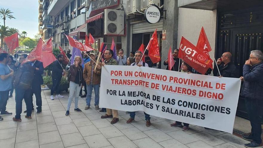 Protesta sindical para exigir aumentos salariales en el sector de transporte de viajeros de Alicante
