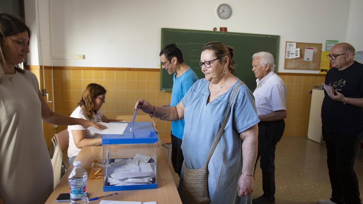 Gente votando en las últimas elecciones europeas en el IES Josep de Ribera de Xàtiva.