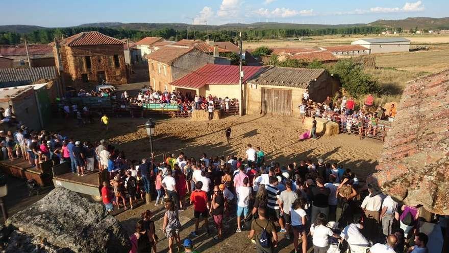 Decenas de personas se agolpaban para disfrutar del festejo.