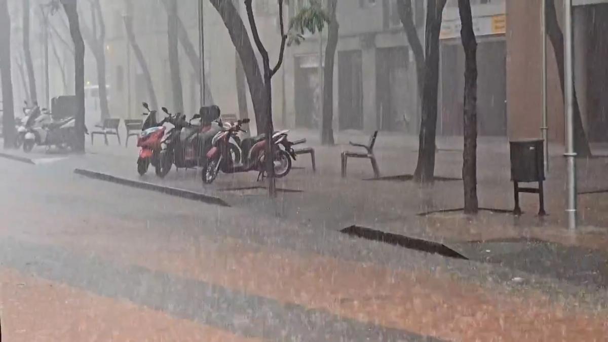 Dia de pluja a Barcelona: el temporal deixa fortes pluges i fins i tot calamarsa en alguns barris de la ciutat