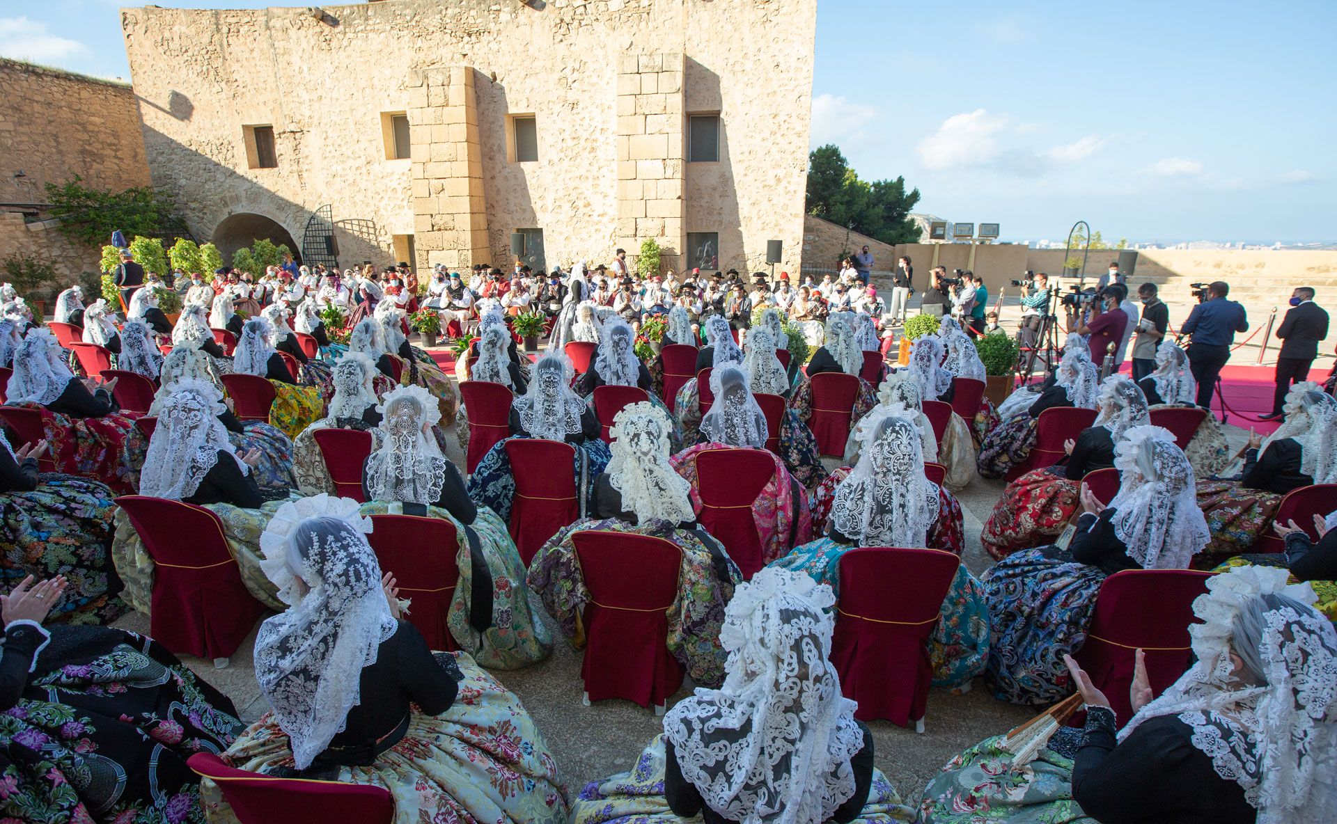 Hogueras de Alicante: El Ayuntamiento recibe a las 79 candidatas a Bellea del Foc