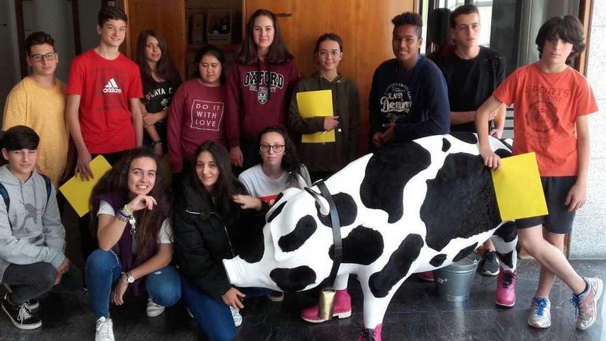 Los jóvenes participantes en su visita a dos empresas de la comarca.