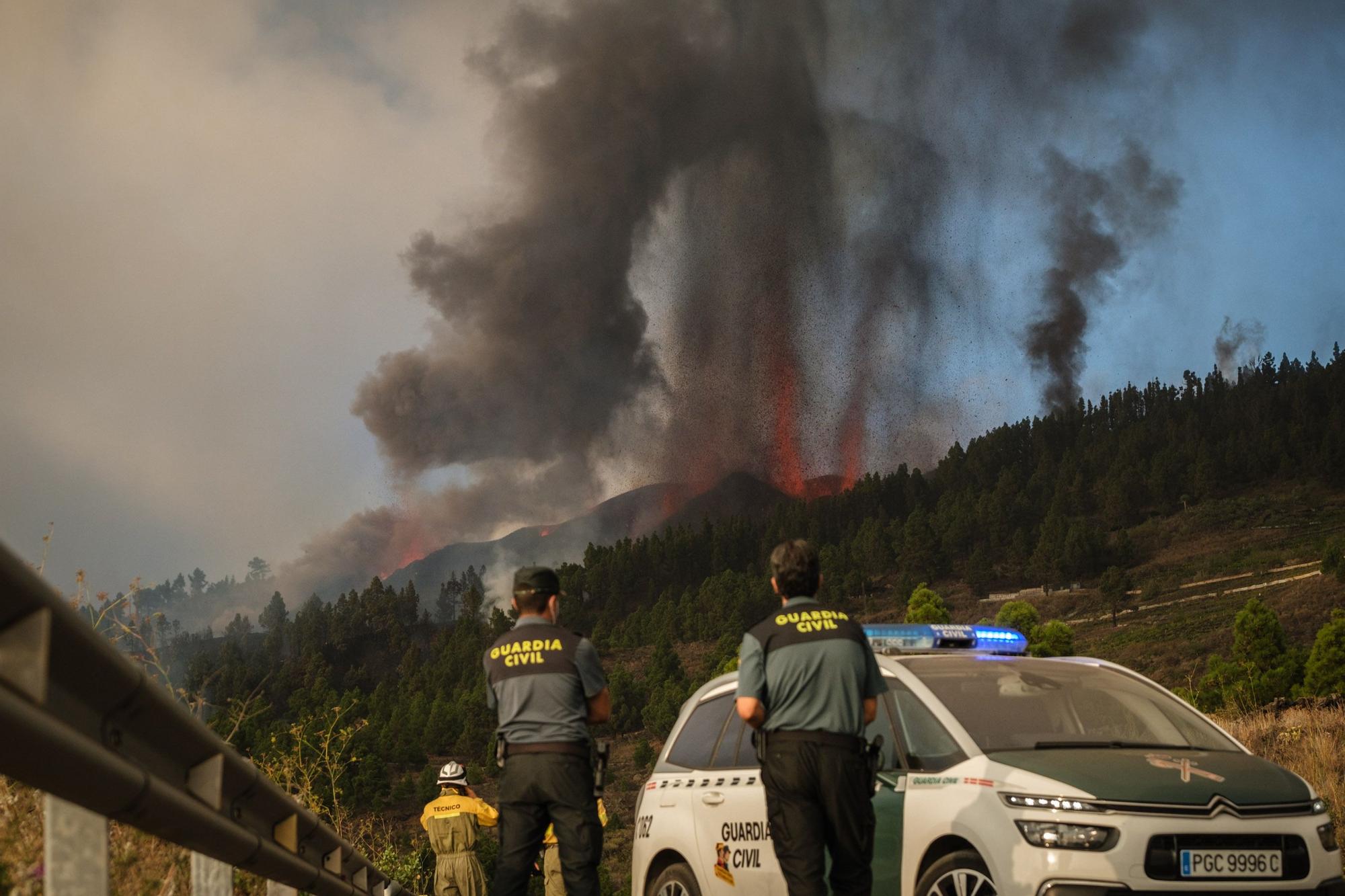 El espectáculo del volcán de La Palma al caer la noche