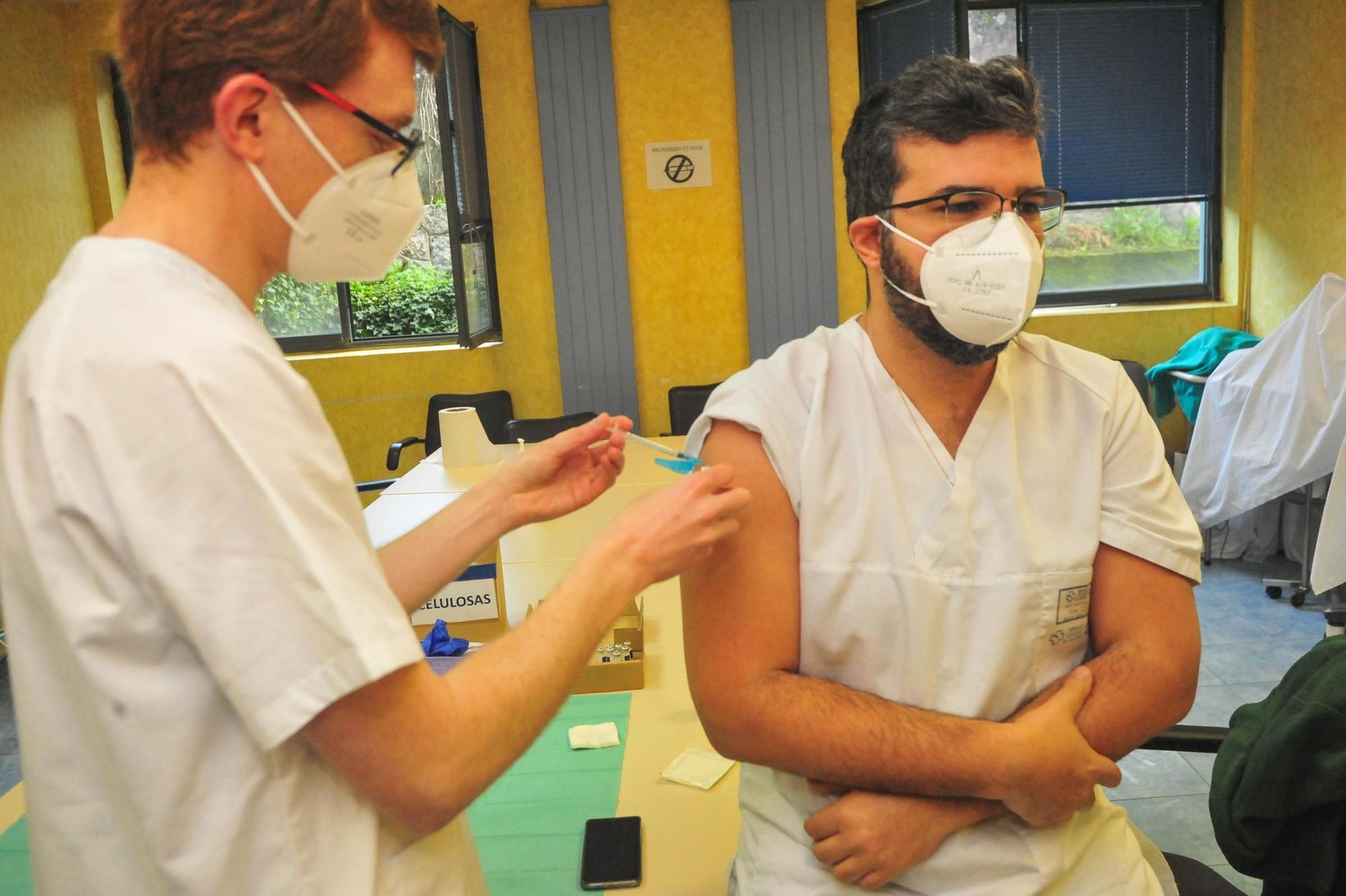 El personal del centro de salud de Vilagarcía recibe la segunda dosis de la vacuna contra el COVID