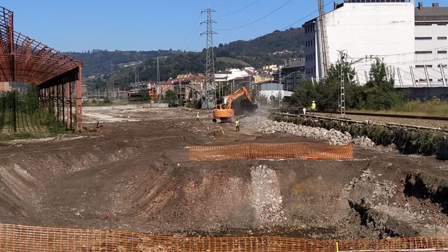 Comienza la obra de excavación del paso subterráneo del futuro ferial de Langreo