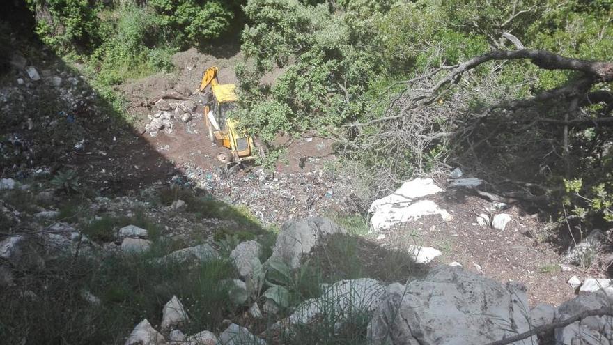 Retiran los residuos esparcidos desde 2015 en el barranco de la Bota de Morella