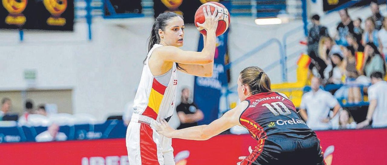 Ángela Salvadores busca una compañera a quien pasar el balón, defendida por Laure Resimont, en el España-Bélgica. | Alberto Nevado / FEB