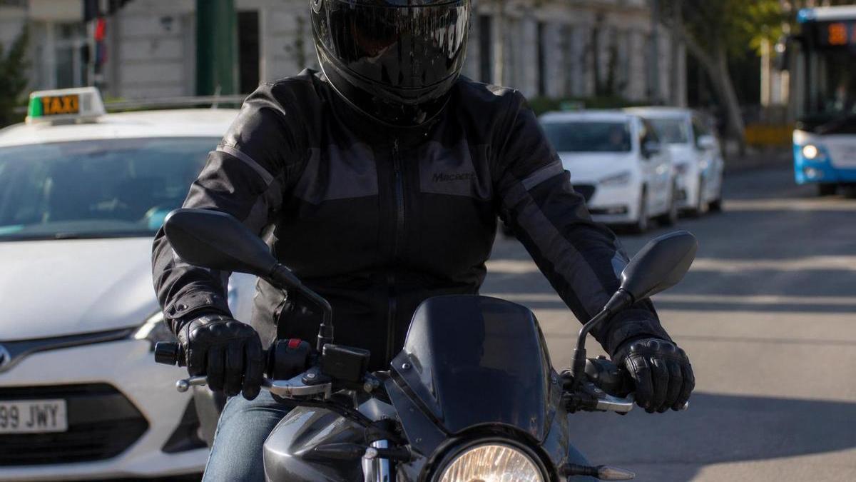 Nuevas normas de seguridad para motos: guantes y calzado cerrado serán obligatorios desde octubre