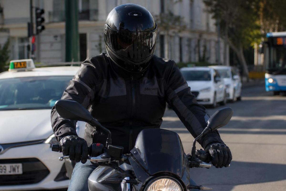 Un motorista con guantes