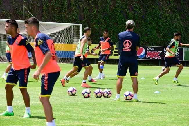 Entrenamiento de la UD Las Palmas en Barranco ...