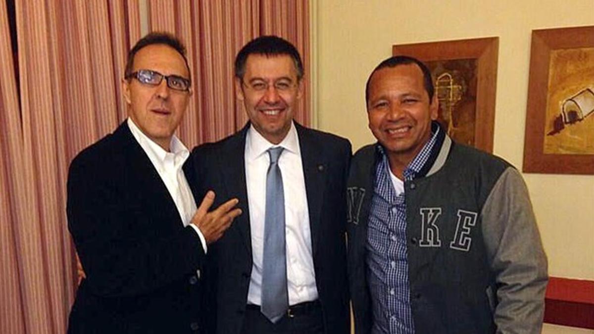 El agente Wagner Ribeiro, Josep Maria Bartomeu y el padre de Neymar.