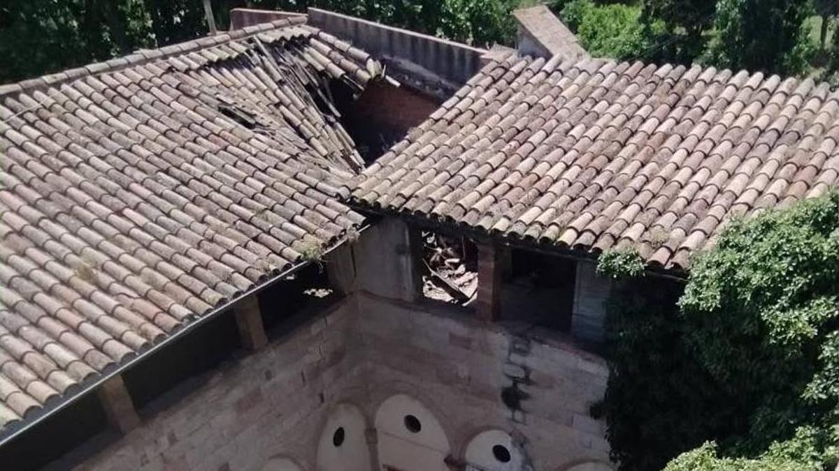 Part de la coberta del Palau Prioral esfondrada