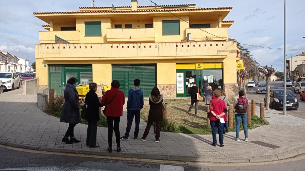 Cua a l&#039;entrada de l&#039;oficina de Correus de l&#039;Escala