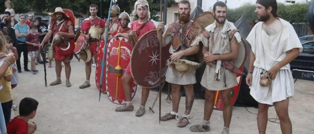 La expedición de arqueólogos e historiadores, vestidos con la indumentaria romana, al llegar al parque Bernat Guinovart de Algemesí.