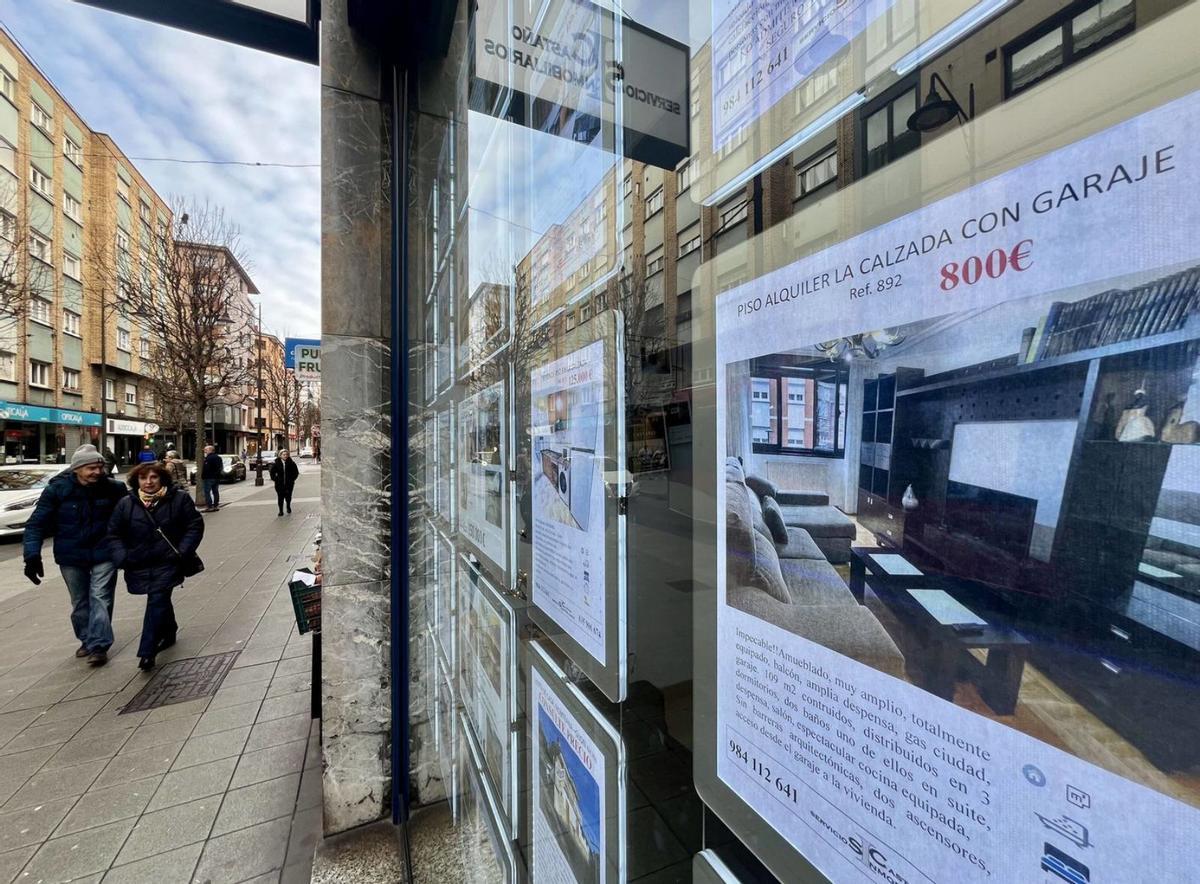 Anuncios de alquiler de viviendas en una inmobiliaria de Gijón. | MARCOS LEÓN