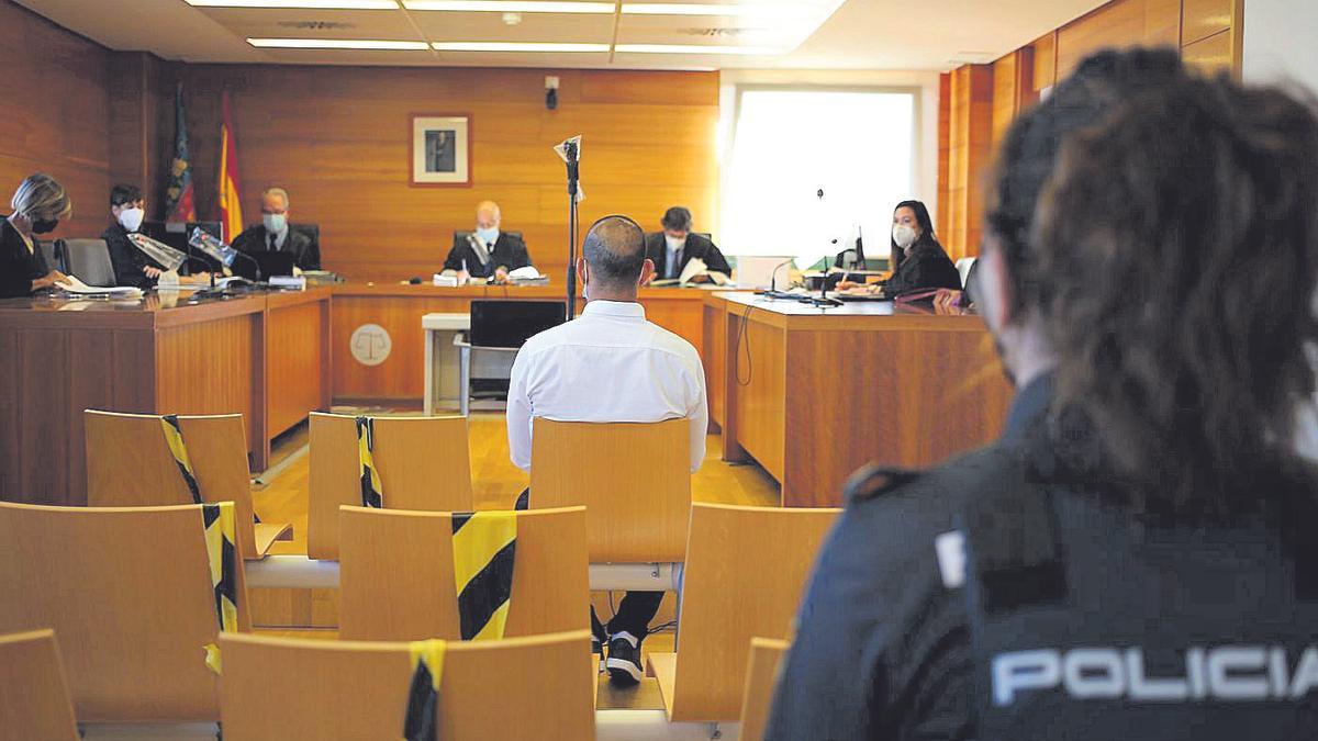 El acusado, sentado en el banquillo de los acusados de la Audiencia Provincial de Castellón, durante su juicio.