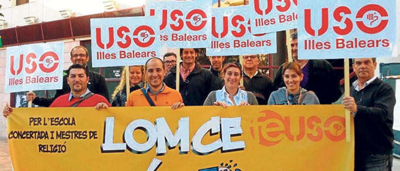 Protesta de USO frente a Alfons el Mangànim 29.