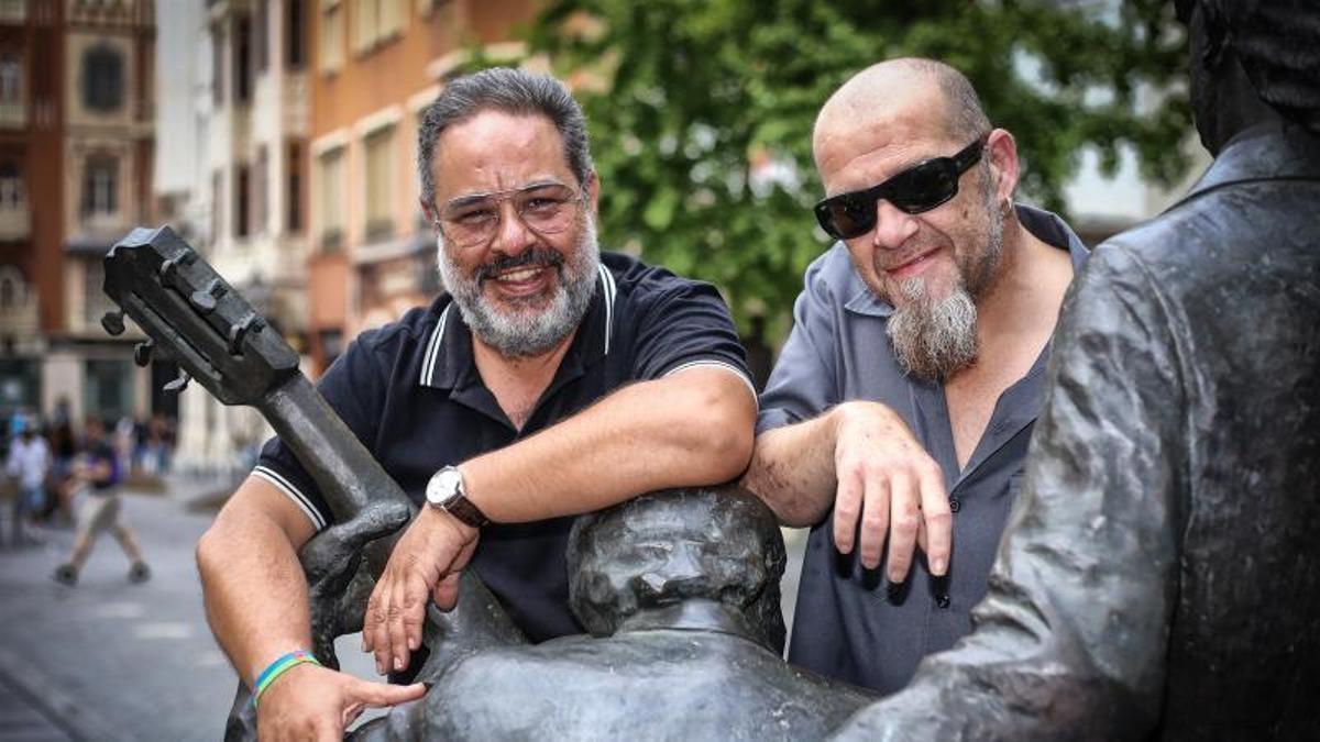Antonio Vega con Gene y Porrina, en la plaza de la Soledad de Badajoz.